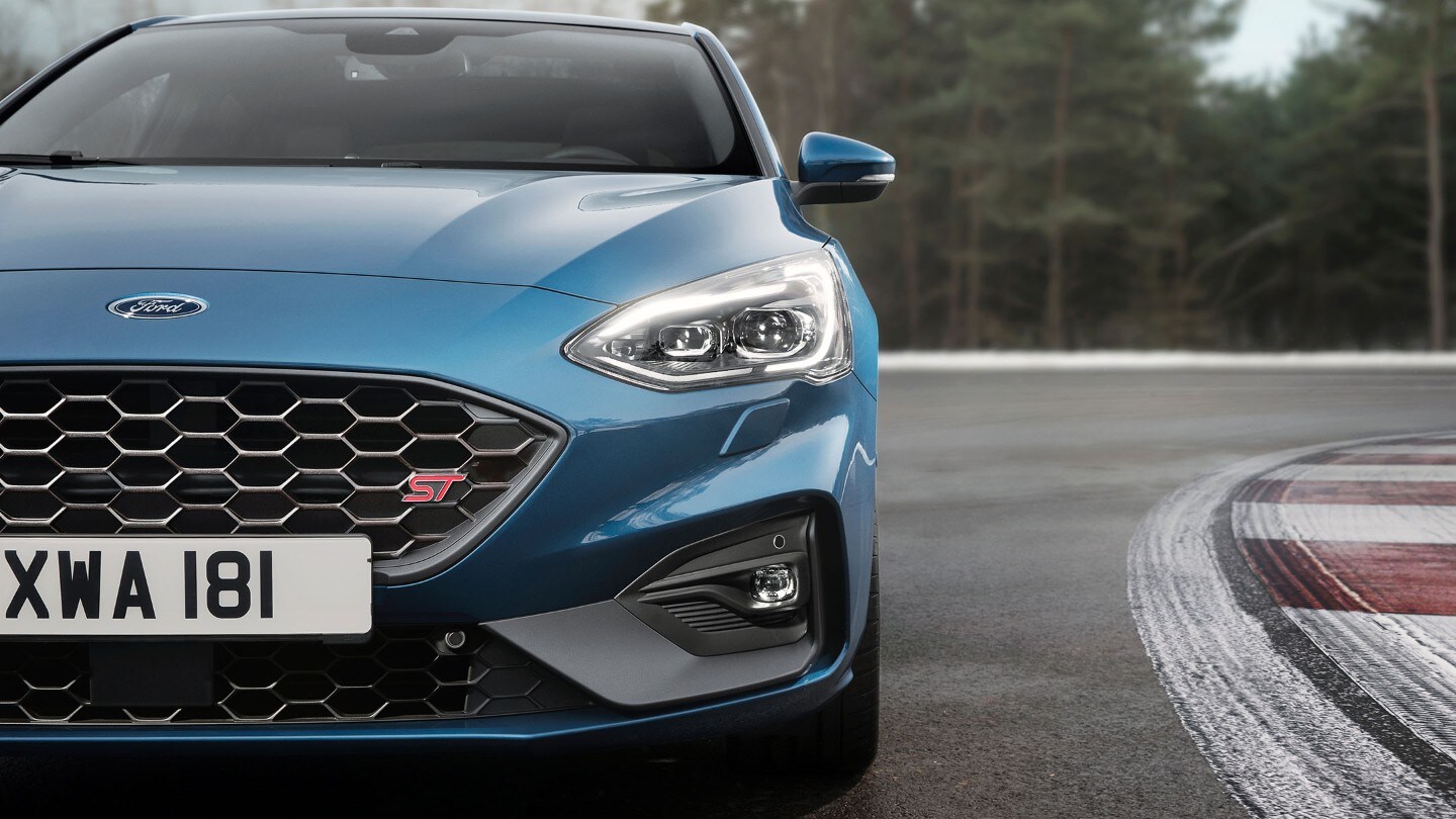 Ford Fiesta ST in Blau. Frontansicht, fährt auf einer Rennstrecke