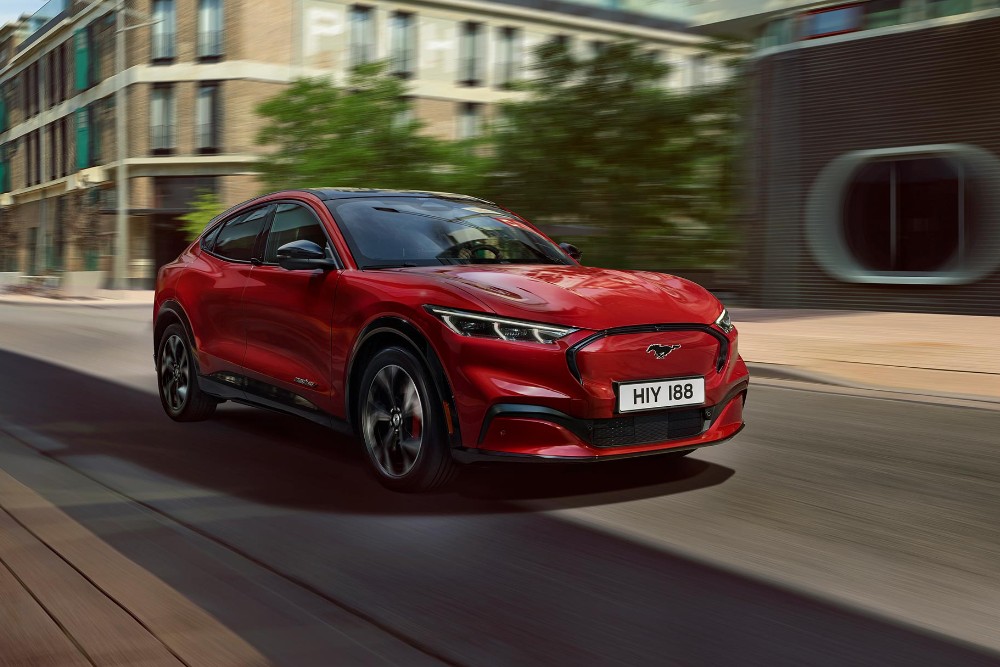 Ford Mustang Mach-E in Rot. Frontansicht, auf einer Straße fahrend