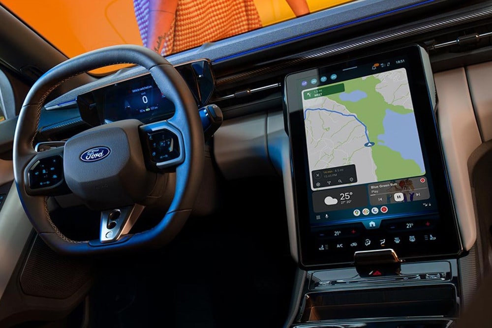 Ford Capri Innenraum. Ansicht des Lenkrads und SYNC Move-Touchscreens.
