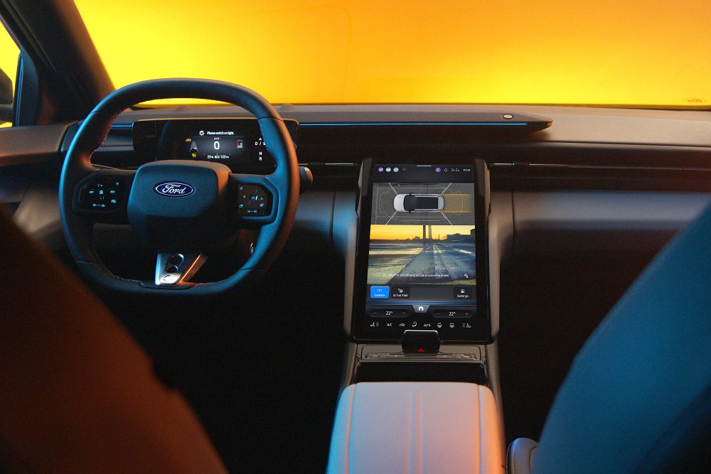 Ford Capri Innenraum. Ansicht auf das Lenkrad und den SYNC Move-Touchscreen.