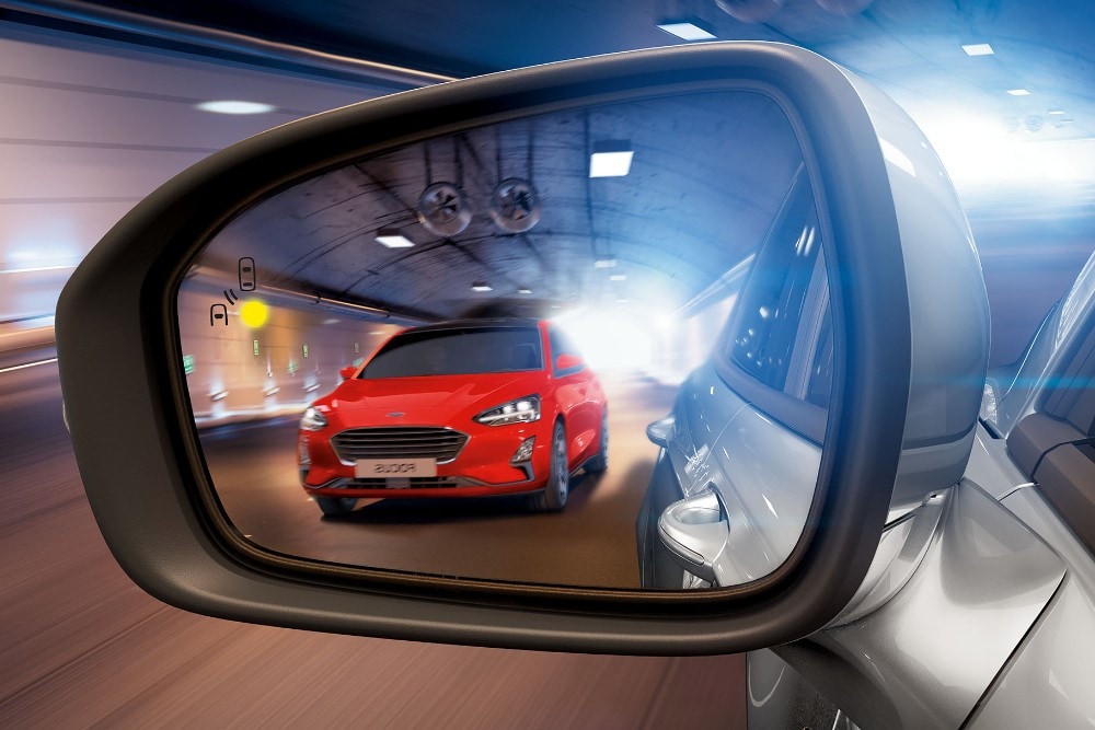 Ansicht eines roten Ford Focus in einem Seitenspiegel