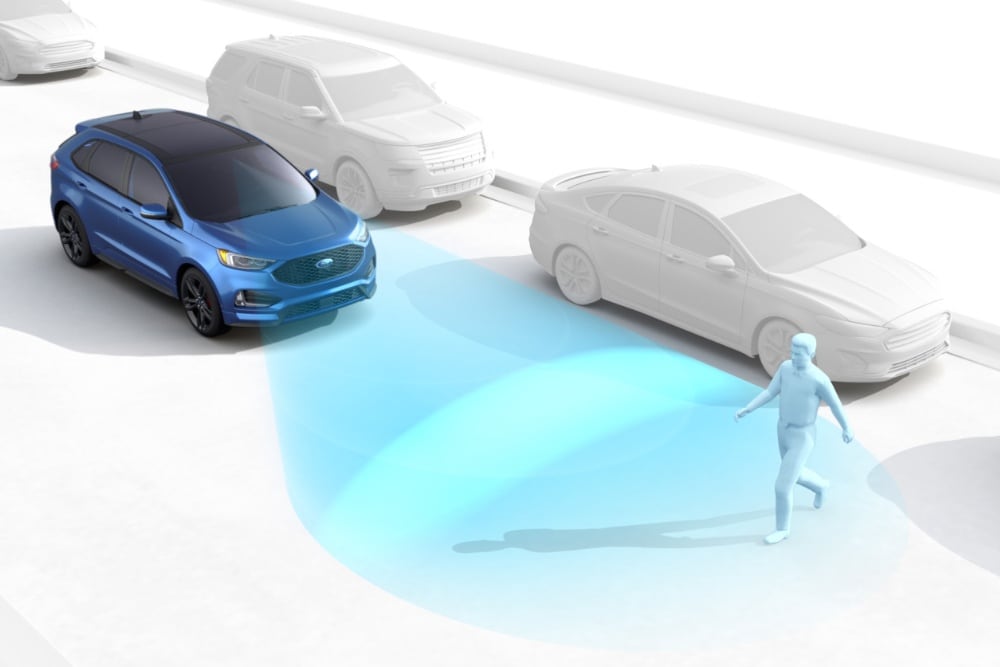Ein blaues Ford Fahrzeug zeigt eine Grafik mit Warnsystem-Funktion, das einen Fußgänger über eine Kamera erkannt hat.