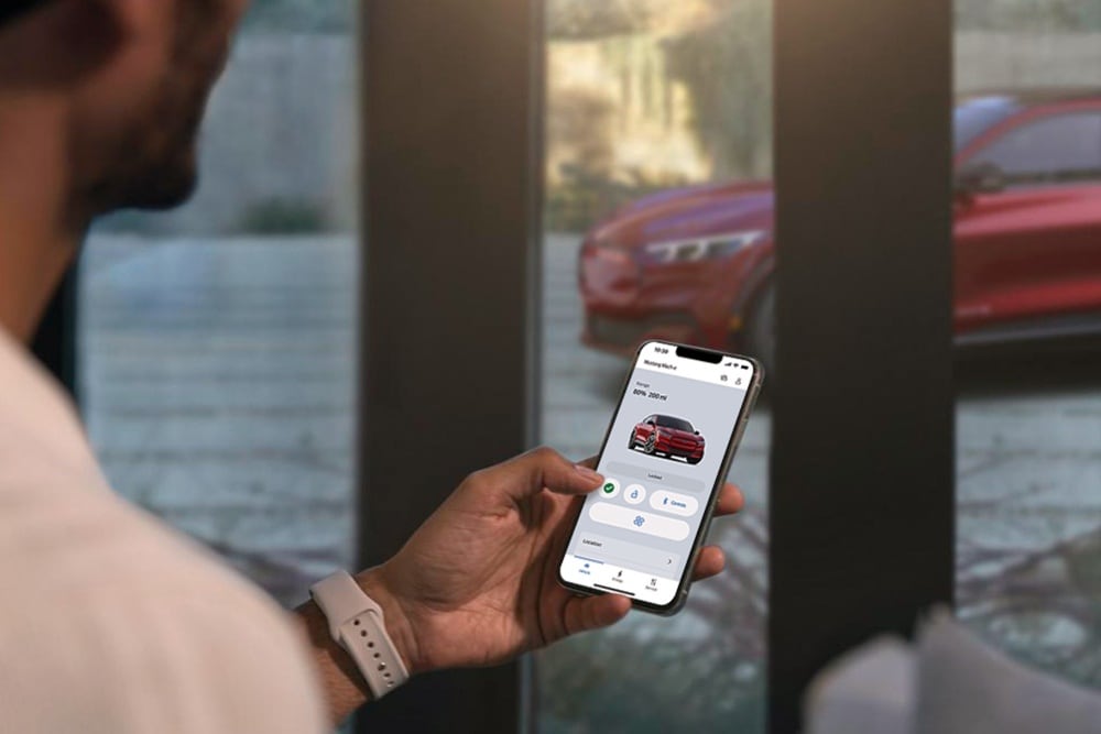 Mann hält Mobiltelefon in der Hand