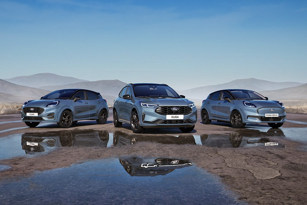 Ford BlueCruise Edition Range: Puma, Puma Gen-E und Kuga, nebeneinander geparkt vor einer Bergkulisse.