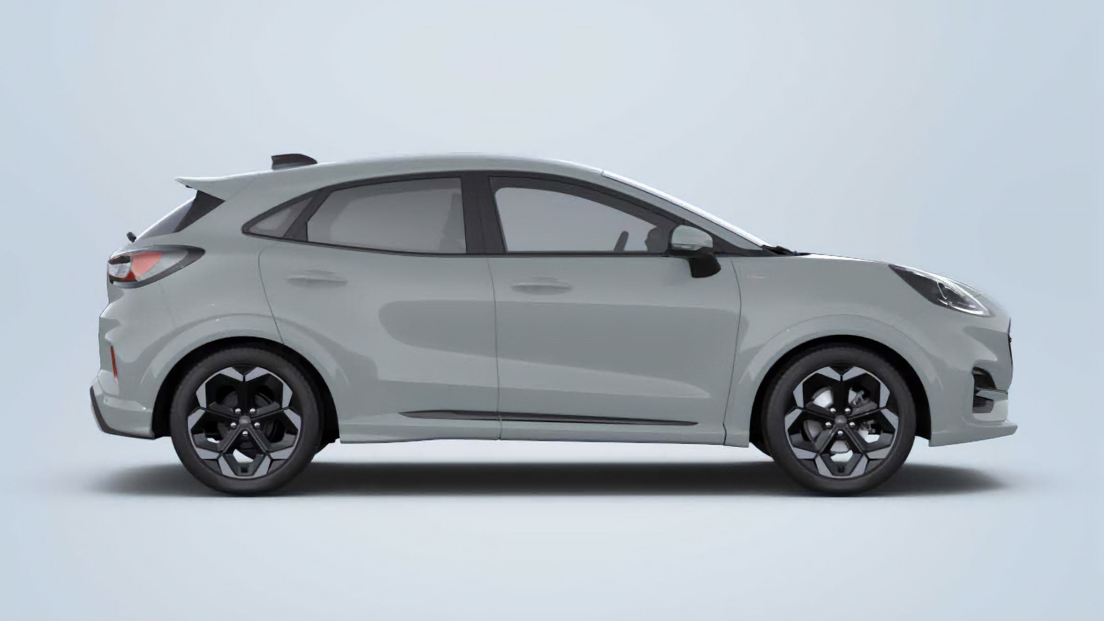 Ford Puma in Grau. Seitenansicht, vor einem grauen Hintergrund. 