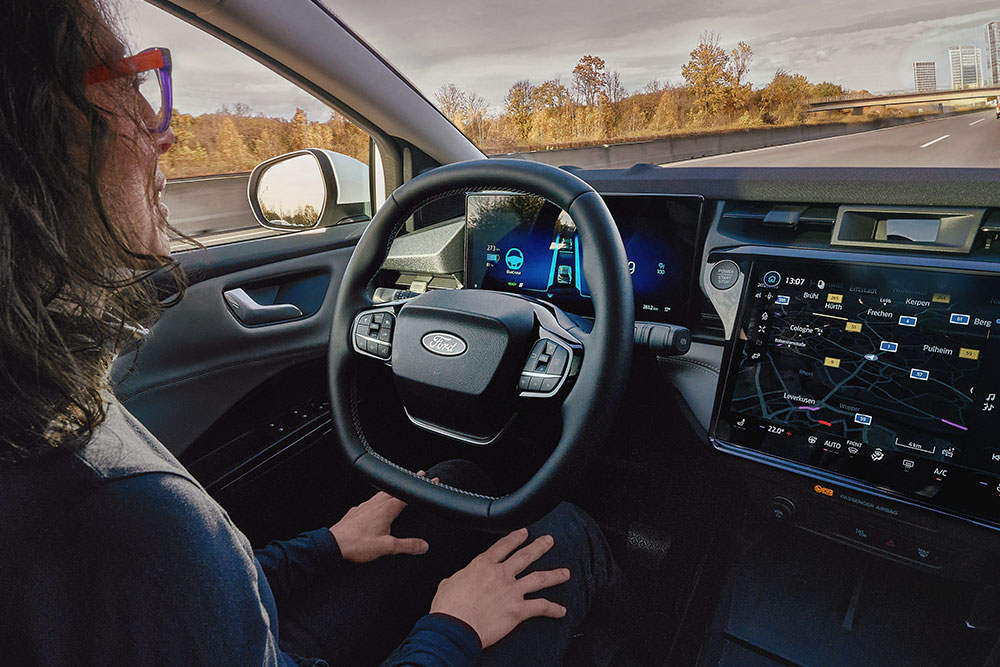 Innenraum eines Ford Fahrzeugs. Ansicht der Instrumententafel und Lenkrad. Anzeige der BlueCruise-Funktion.