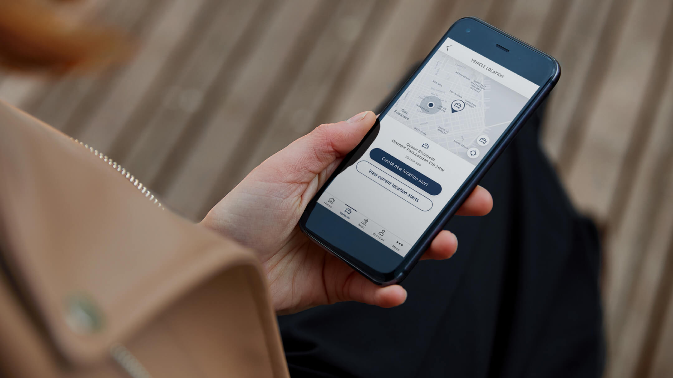 Smartphone mit geöffneter FordPass App und Neighbourhood Alert