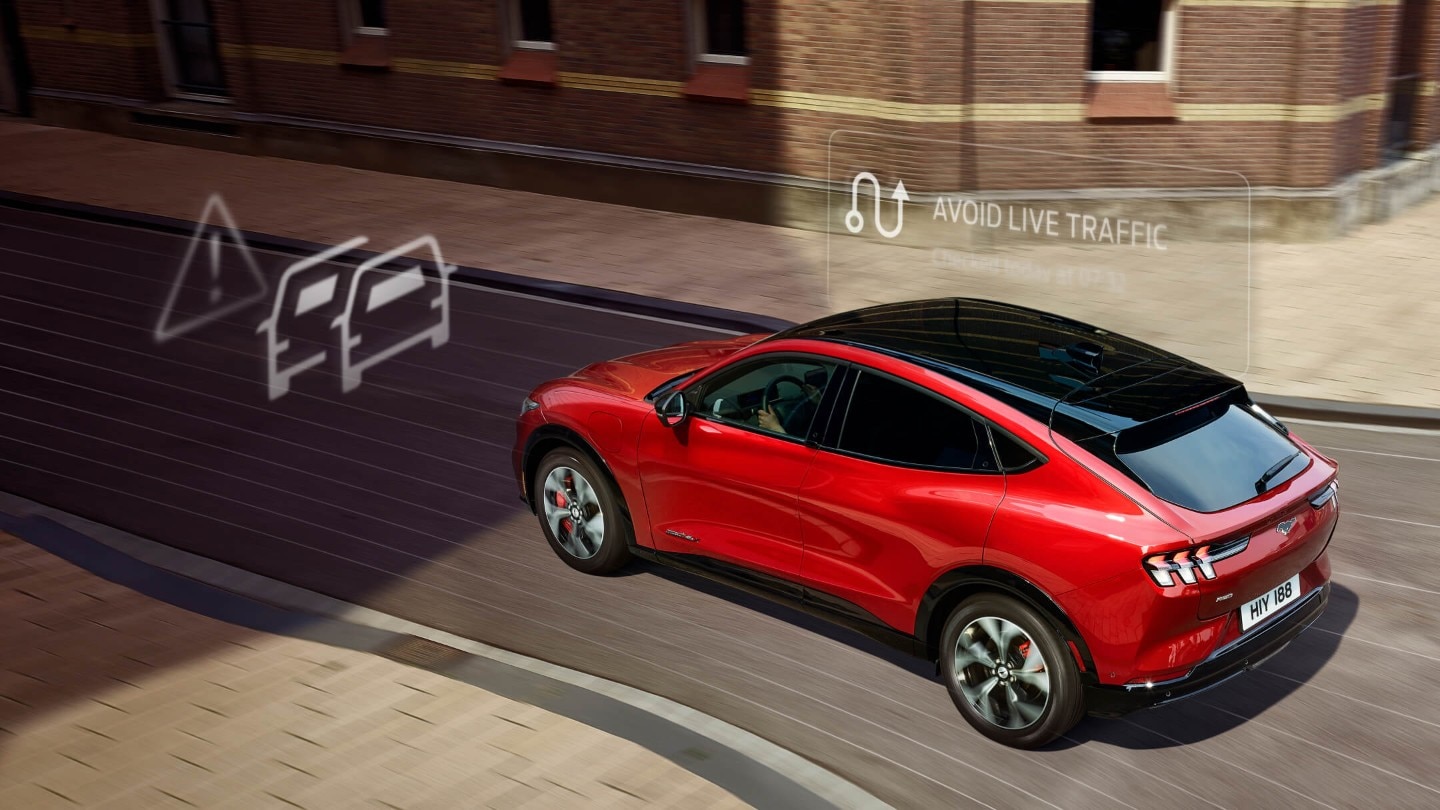 Ford Mustang Mach-E in Rot. Dreiviertelansicht, Visualisierung Vernetzte Navigation.