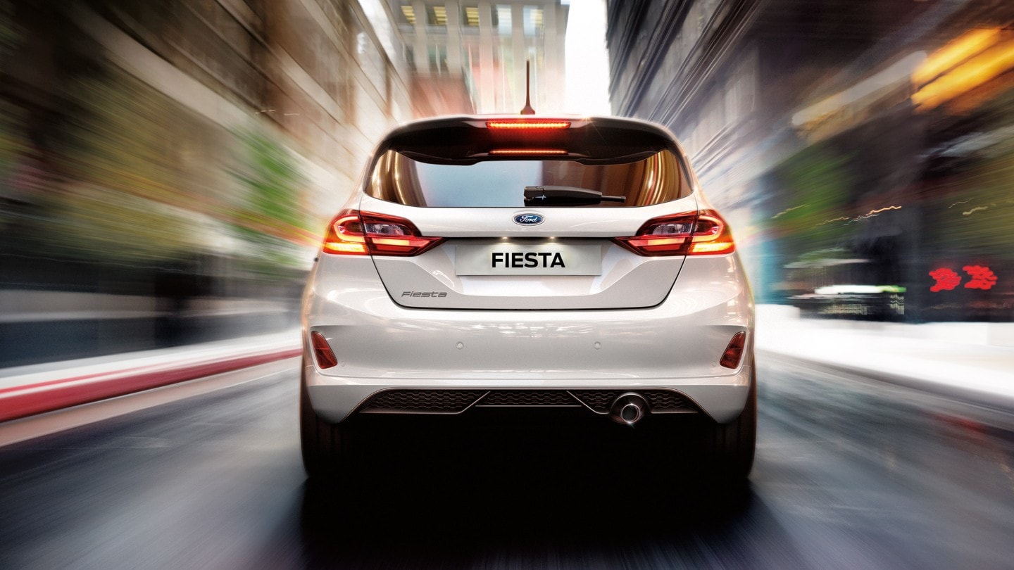 Ford Fiesta ST in Weiß. Heckansicht, auf Straße während Fahrt.