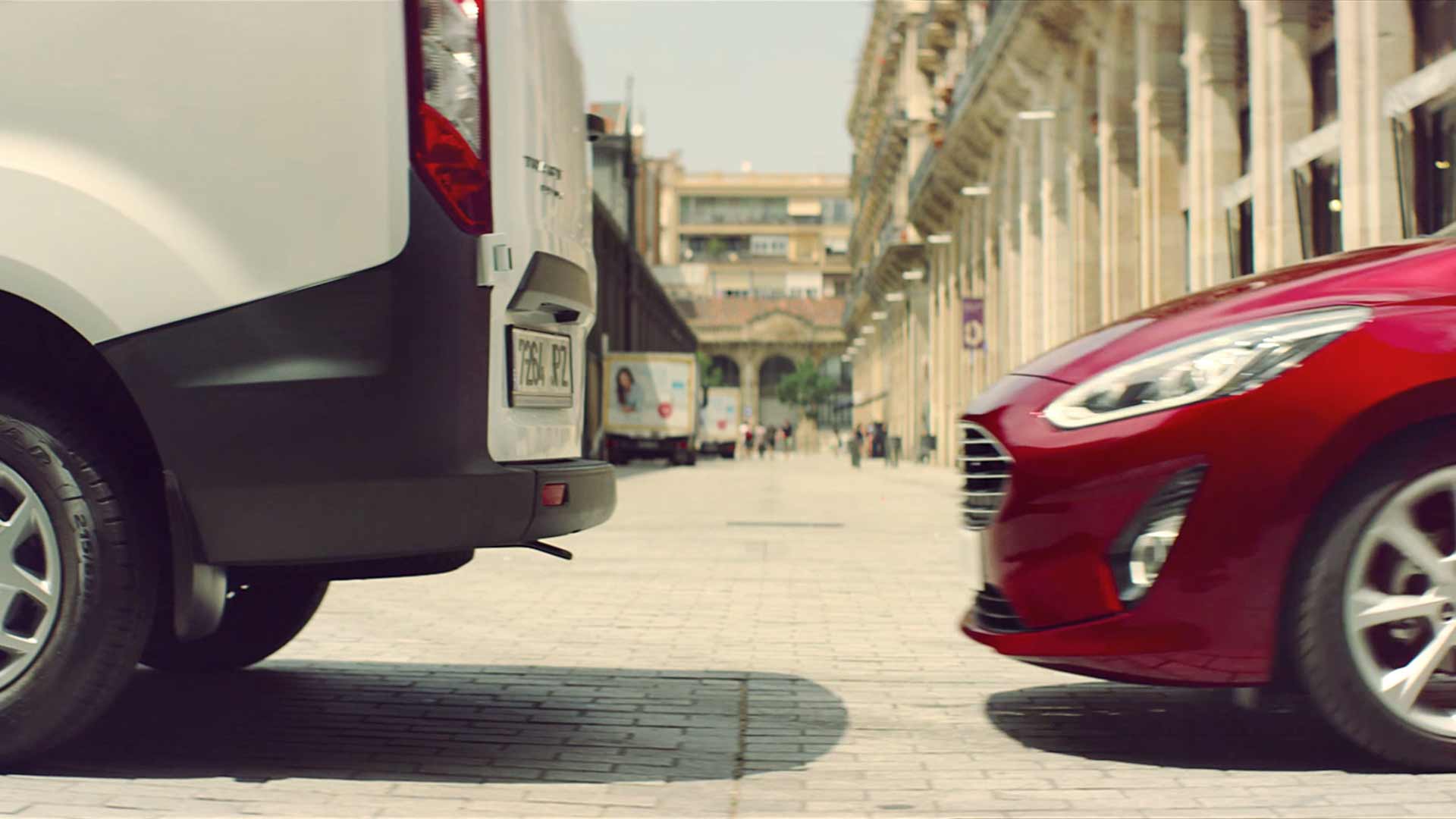 Ford Fiesta in Rot. Seitenansicht, Visualisierung Pre-Collision-Assist