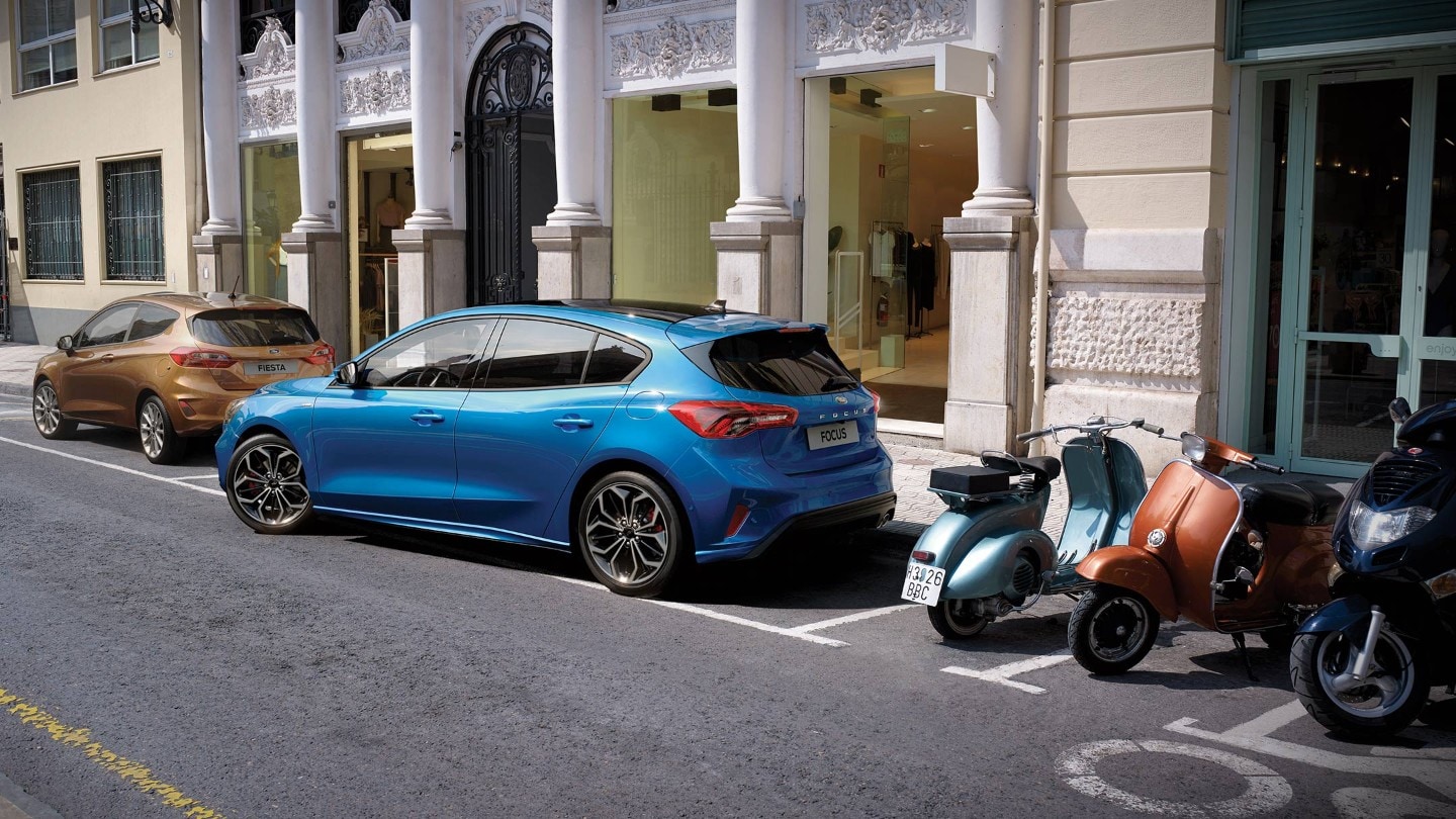 Ford Focus ST in Blau, Visualisierung aktiver Park-Assistent