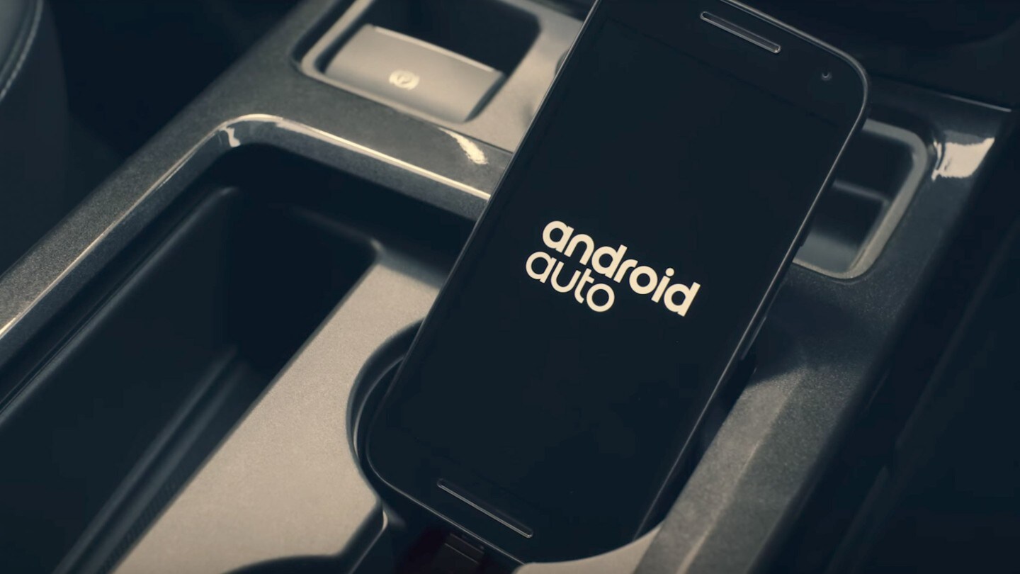 Ford Mustang. Detailansicht eines Smartphones mit Android Auto