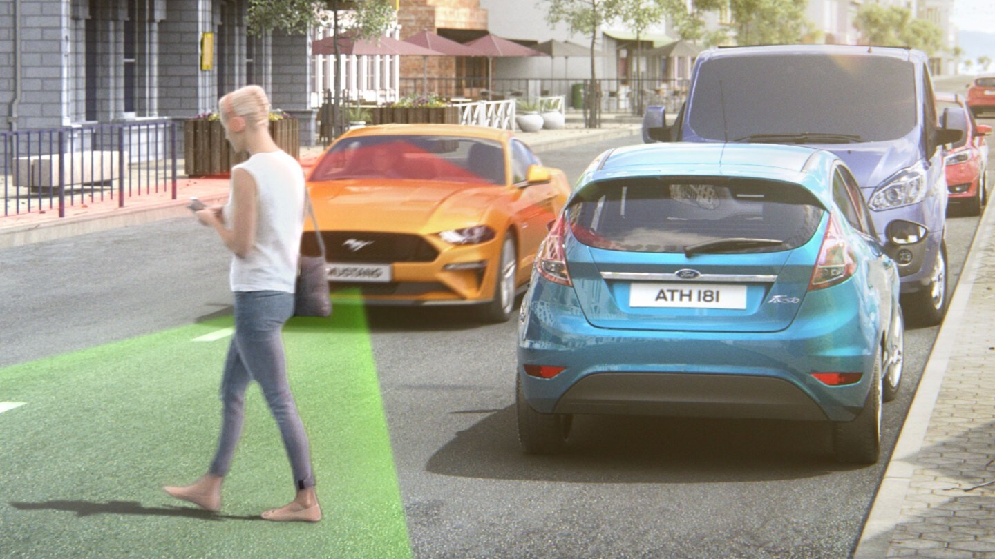 Ford Mustang in Orange. Frontansicht, fahrend über eine Straße mit Gegenverkehr und visualisierten Pre-Collision-Assist, das einen Fußgänger erkennt