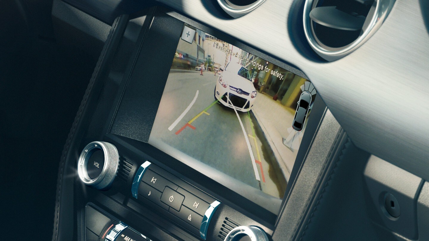 Ford Mustang. Detailansicht des Menüdisplays mit aktiver Rückfahrkamera