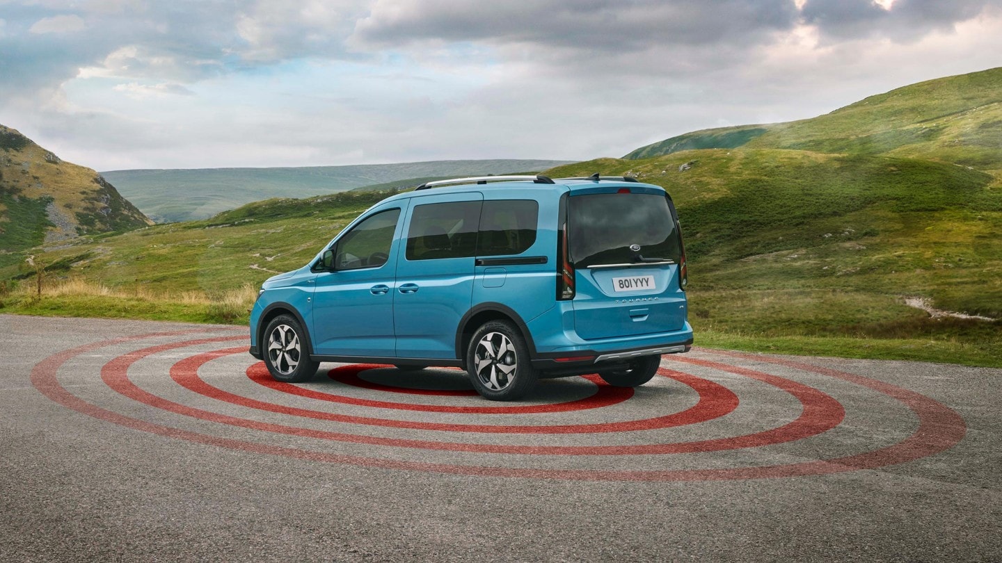 Ford Tourneo Connect in Blau. Heckansicht parkt in hügeliger Umgebung mit Illustration Diebstahl-Alarmanlage