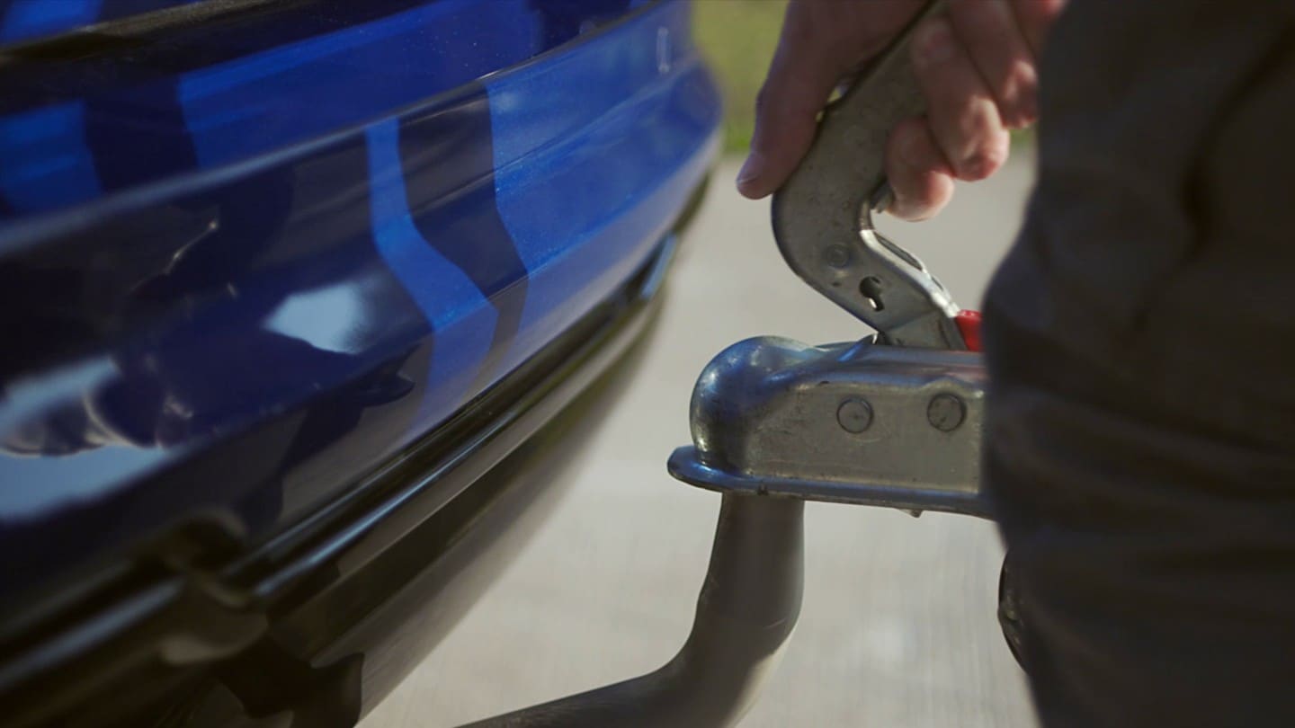 Ford Tourneo Connect in Blau. Detailansicht Anhängekupplung