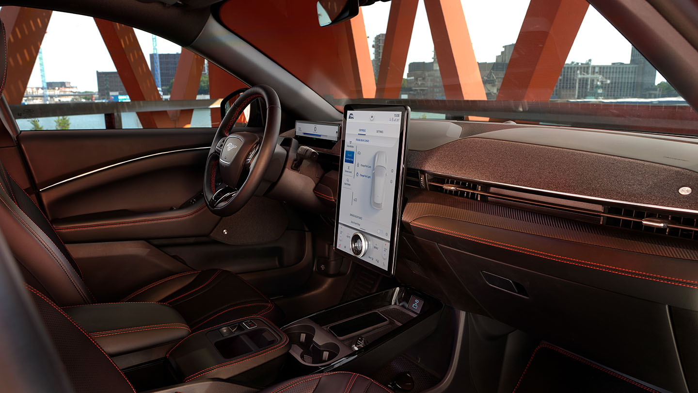 Ford Mustang Mach-E Innenraum. Ansicht der vorderen Sitzreihe und des Ford SYNC 4-Touchscreen.