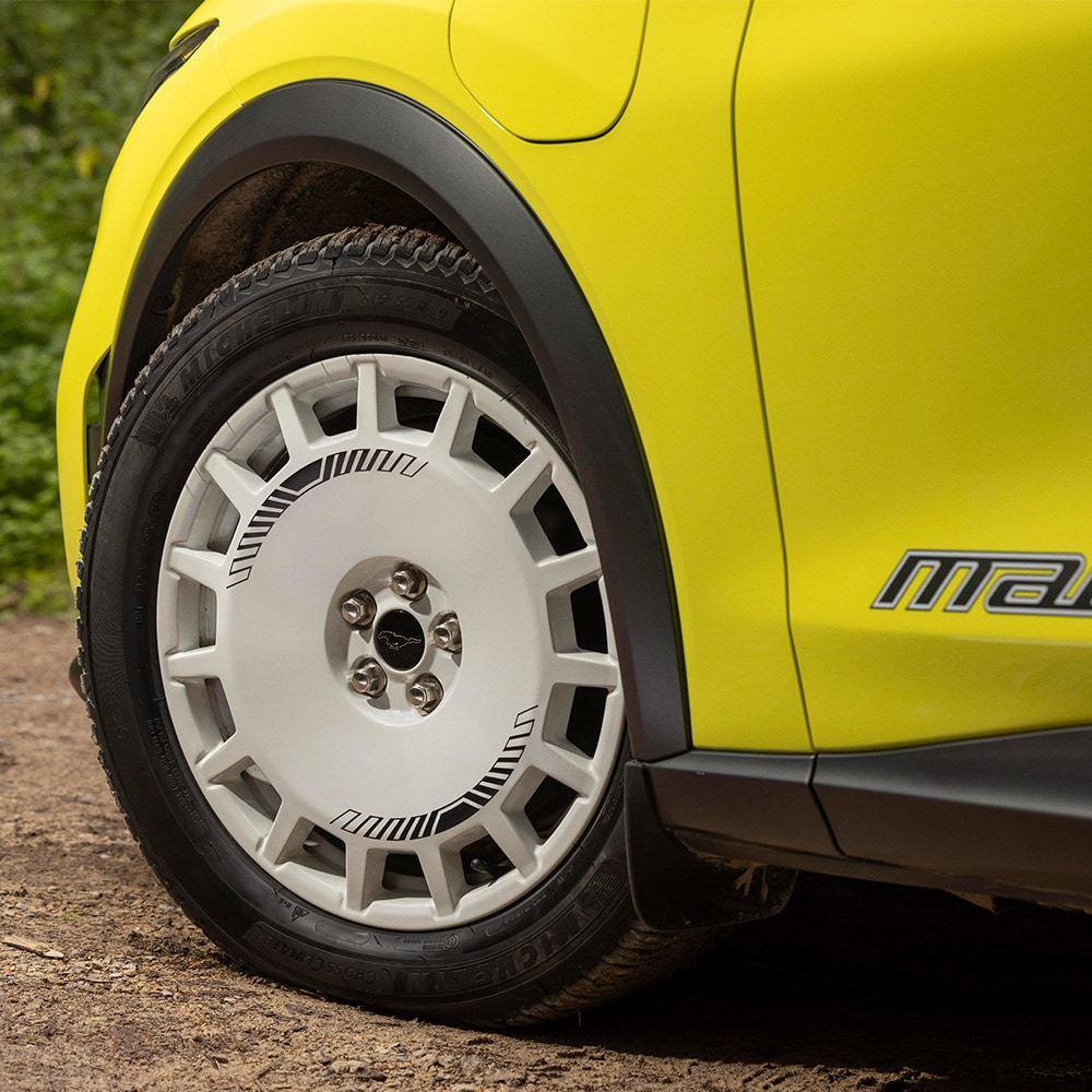 Ford Mustang Mach-E Rally in Gelb. Detailansicht des Vorderrads.