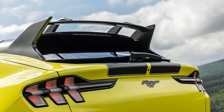 Ford Mustang Mach-E Rally in Gelb. Detailansicht des Heckspoilers.