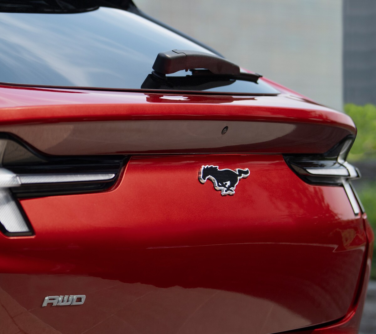 Ford Mustang Mach-E in Rot. Detailansicht Ford Mustang Emblem
