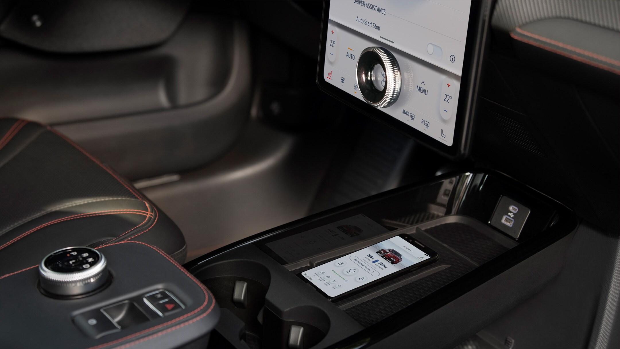 Ford Mustang Mach-E Innenraum. Detailansicht induktive Ladestation für mobile Endgeräte
