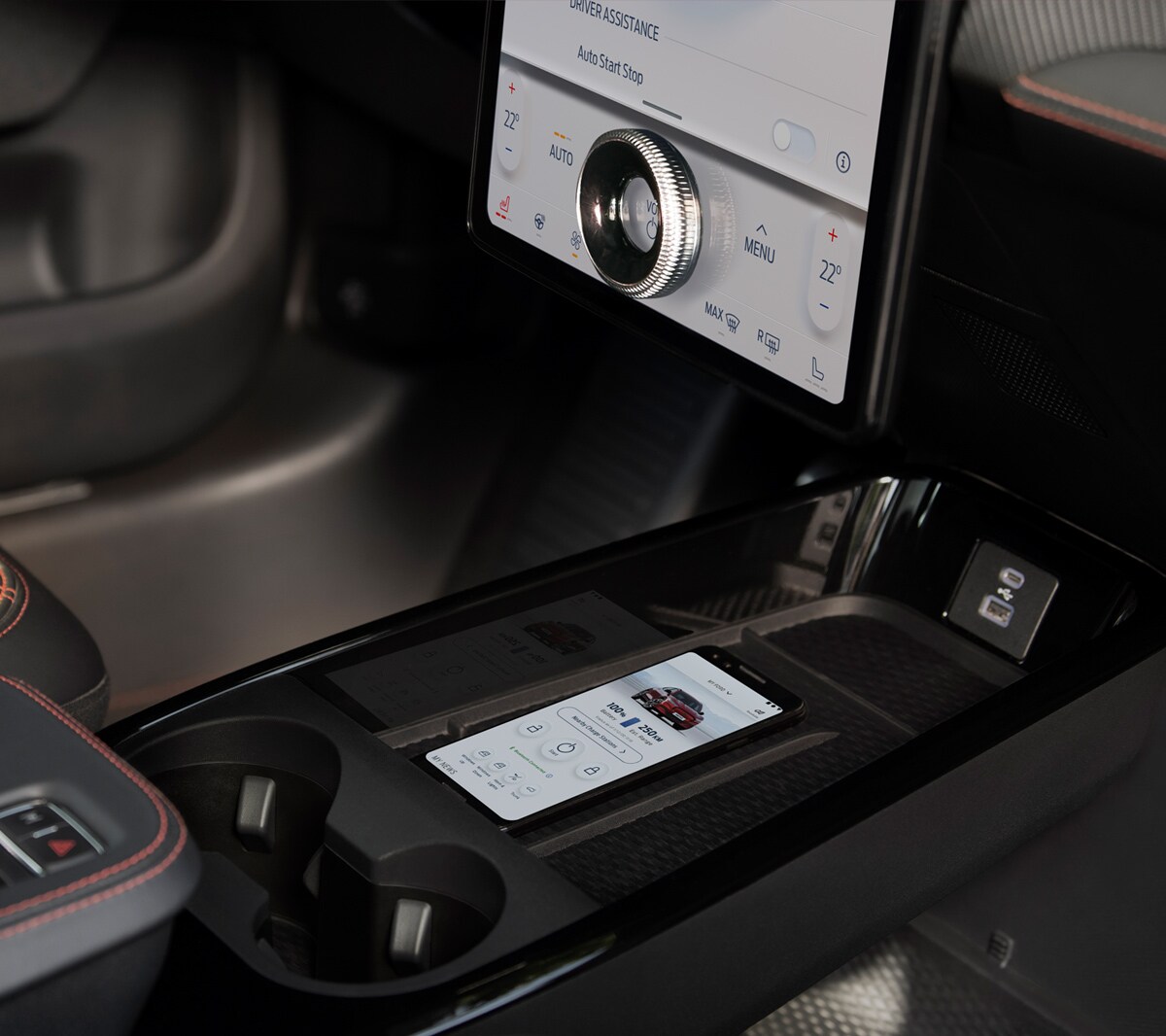 Ford Mustang Mach-E Innenraum. Detailansicht induktive Ladestation für mobile Endgeräte