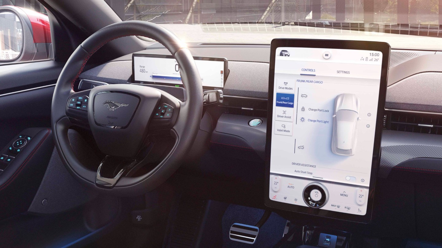Ford Mustang Mach-E Innenraum. Detailansicht Lenkrad und Ford SYNC 4A Touchscreen 