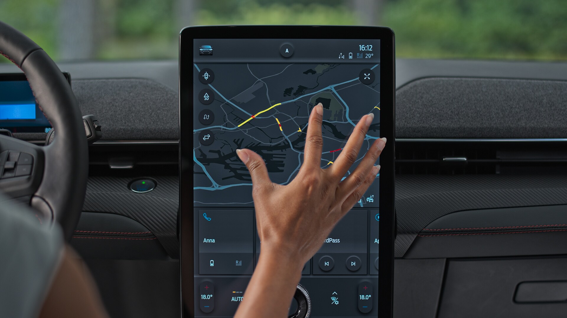 Ford Mustang Mach-E Innenraum. Fahrerin benutzt Ford SYNC 4A Touchscreen