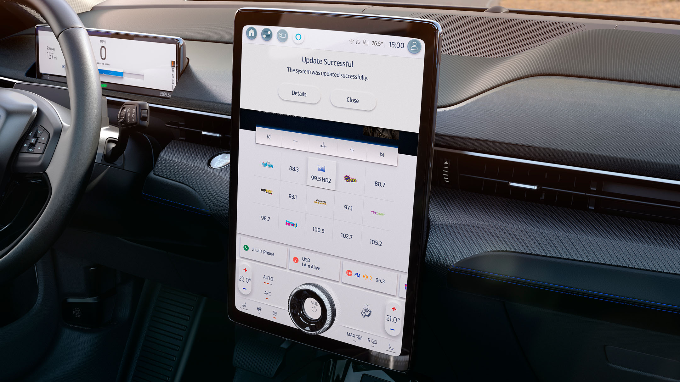 Fahrzeuginnenraum, Detailansicht Ford SYNC 4A-Touchscreen mit Benachrichtigung zum System-Update