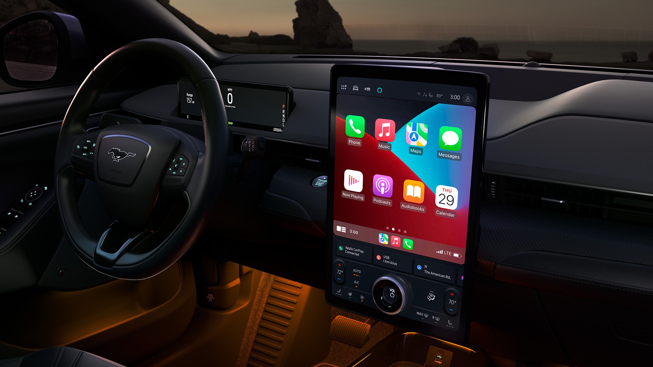 Ford Mustang Mach-E. Innenraumansicht, eine Frau betrachtet den Ford SYNC 4A Touchscreen.