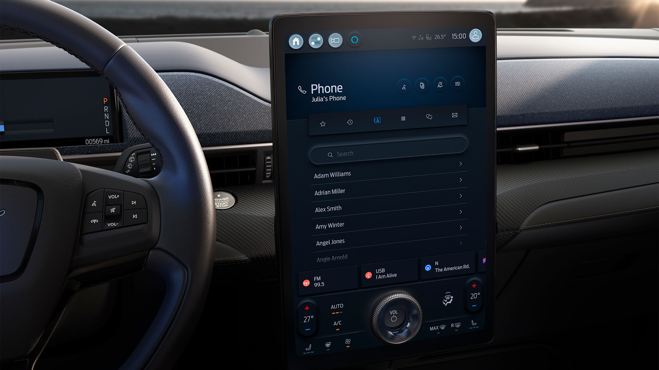 Ford Mustang Mach-E. Innenraumansicht, eine Frau betrachtet den Ford SYNC 4A Touchscreen.