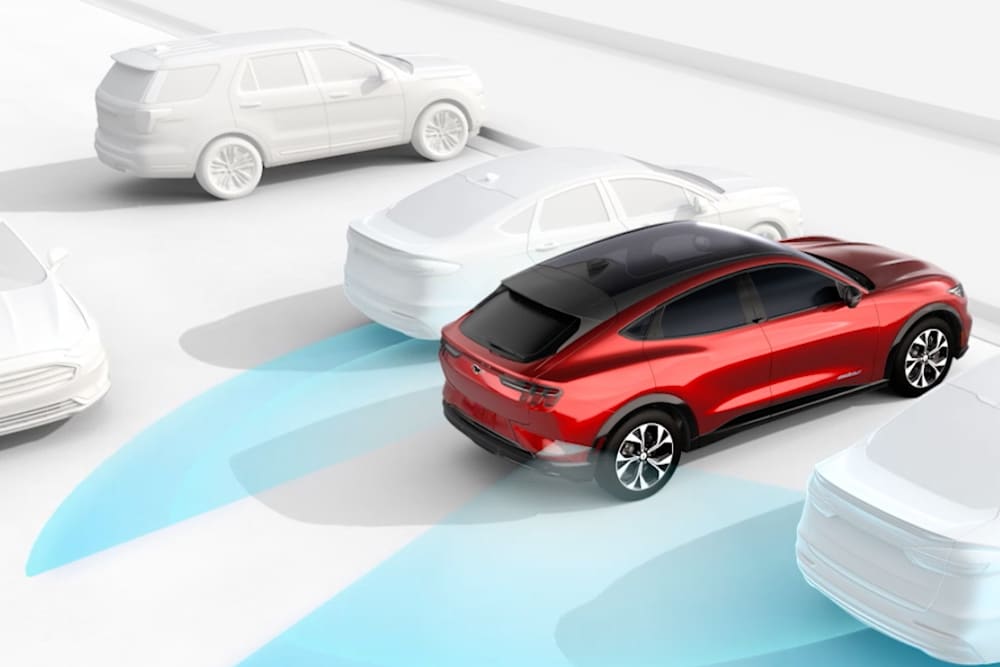 Ford Mustang Mach-E. Illustration Toter-Winkel-Assistent und Querverkehrswarnung.