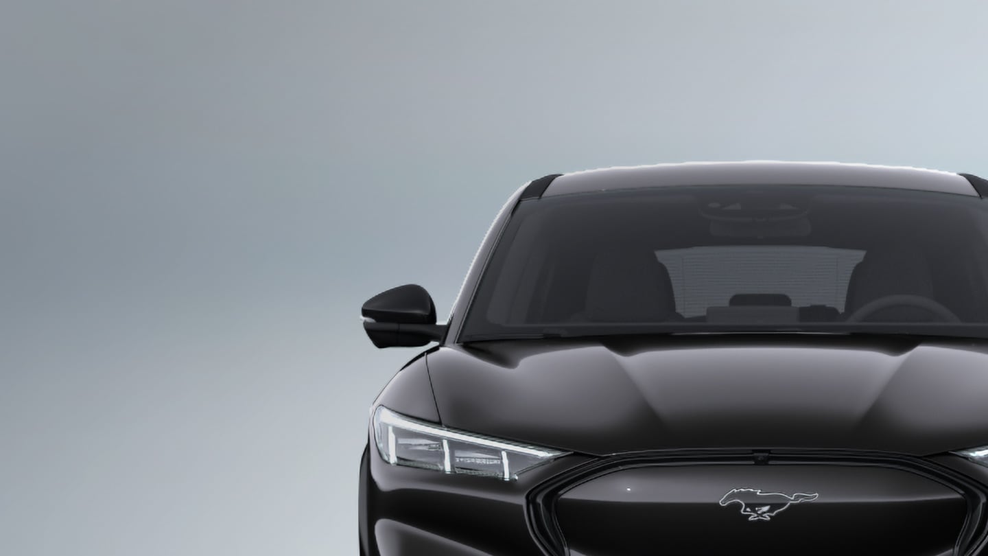 Ford Mustang Mach-E in Schwarz. Frontansicht, stehend vor einem weißen Hintergrund.