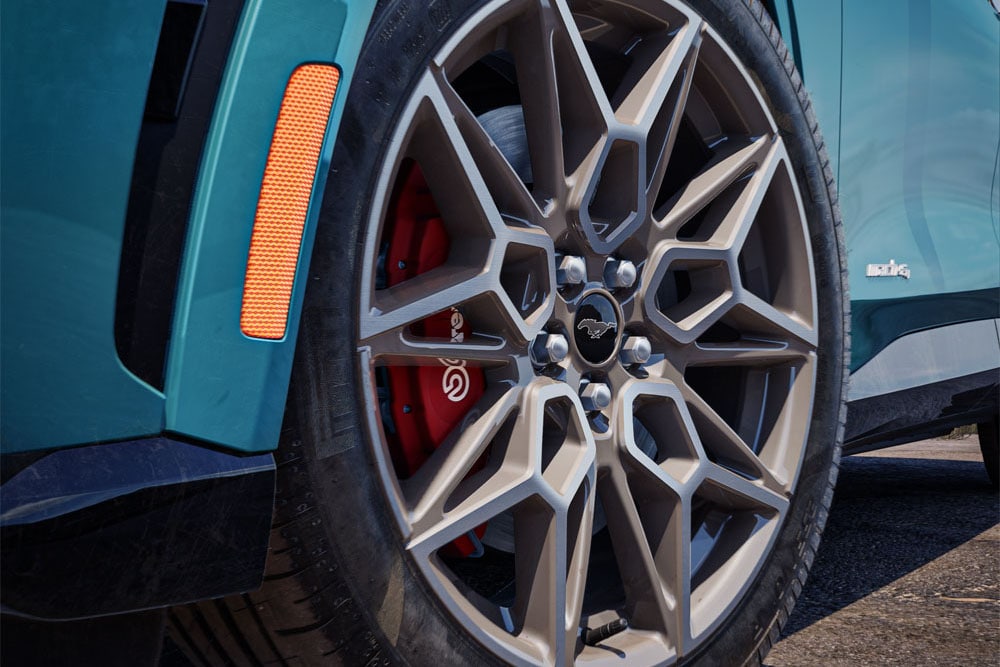 Ford Mustang Mach-E in Blau. Detailansicht der Felge.