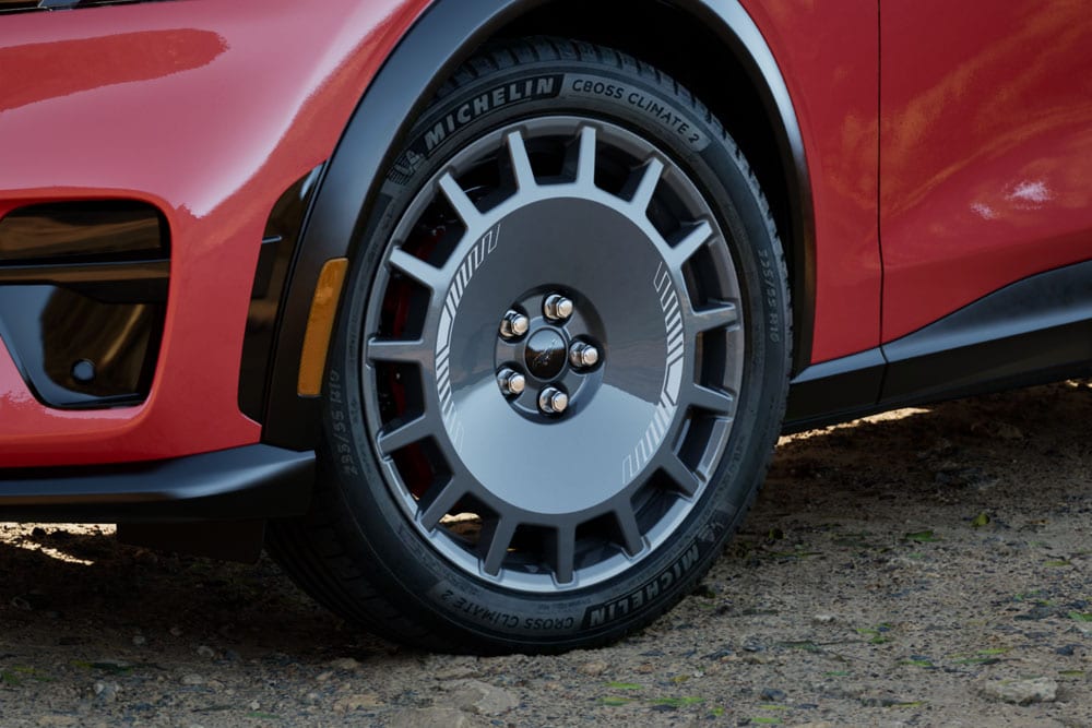 Ford Mustang Mach-E Rally in Rot. Detailansicht des Vorderrads.
