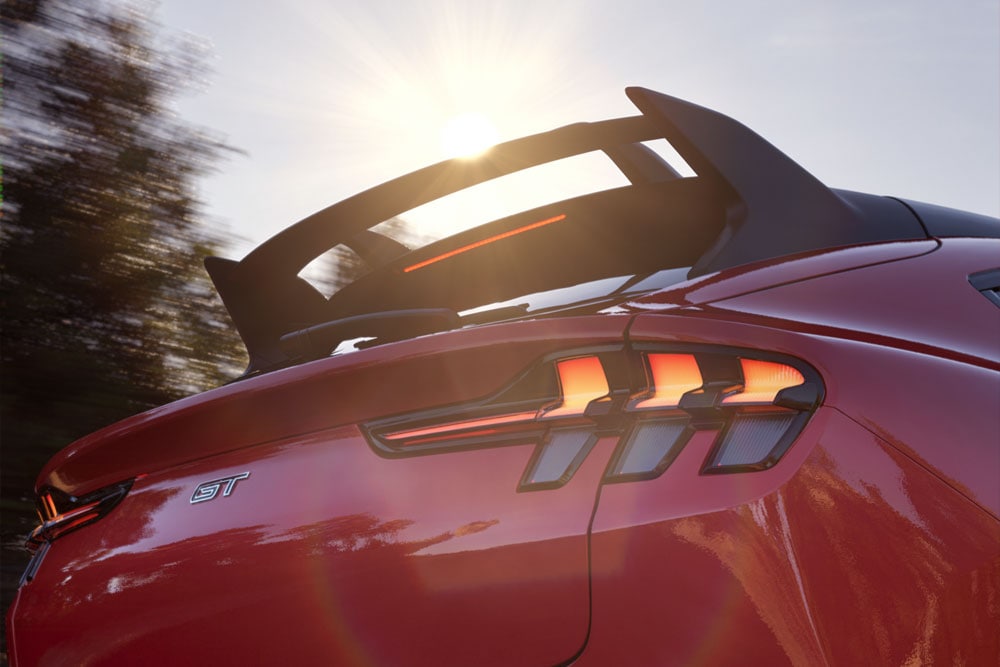 Ford Mustang Mach-E Rally in Rot. Detailansicht des Heckspoilers.