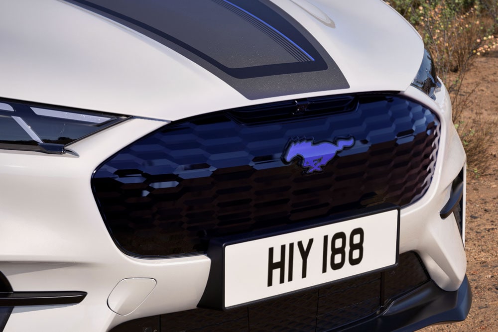 Ford Mustang Mach-E GT California Special in Weiß. Frontansicht, mit Blick auf Kühlergrill und Mustang Mach-E Logo. 