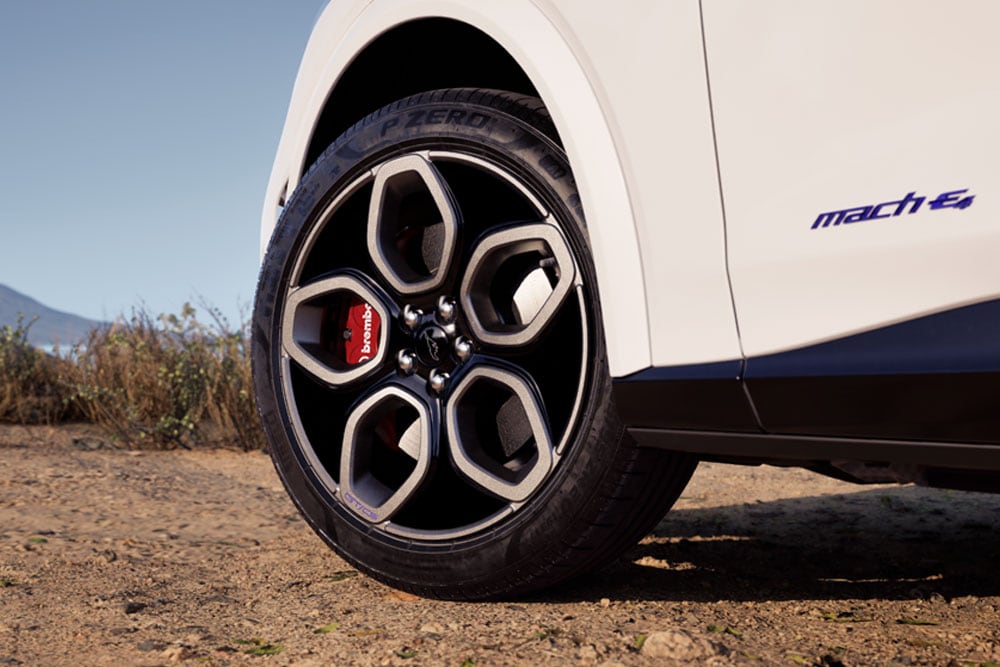 Ford Mustang Mach-E GT California Special in Weiß. Detailansicht des Vorderrads.