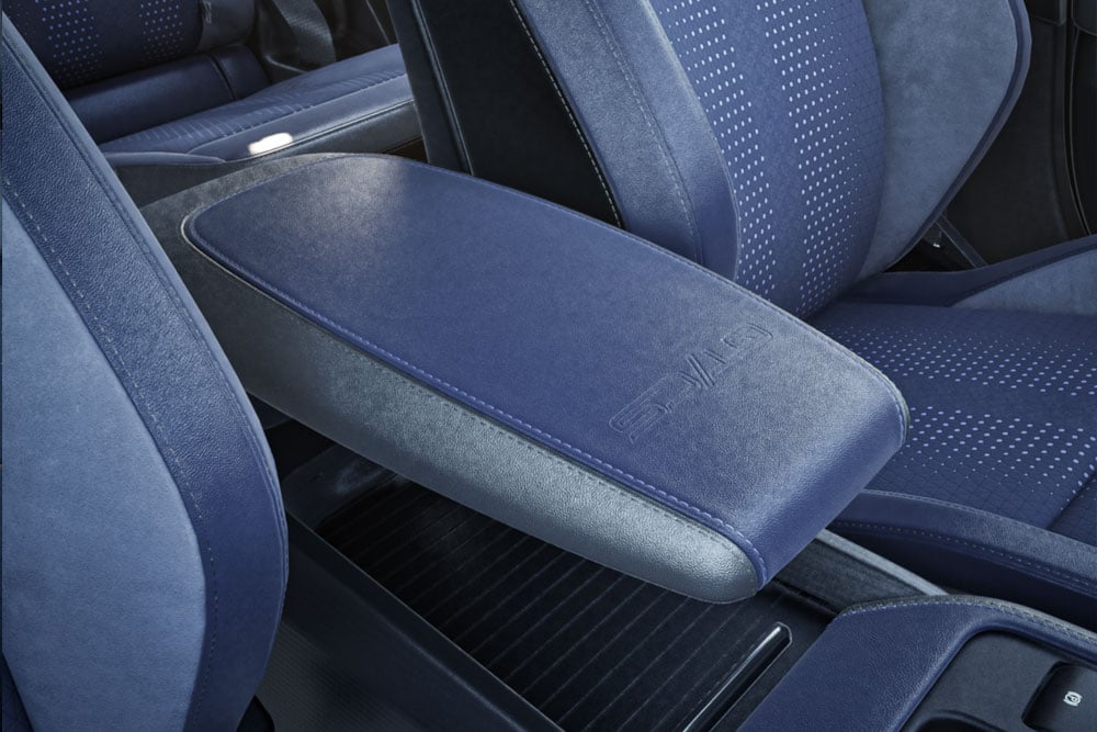 Ford Mustang Mach-E GT California Special Innenraum. Nahaufnahme der Armlehne.