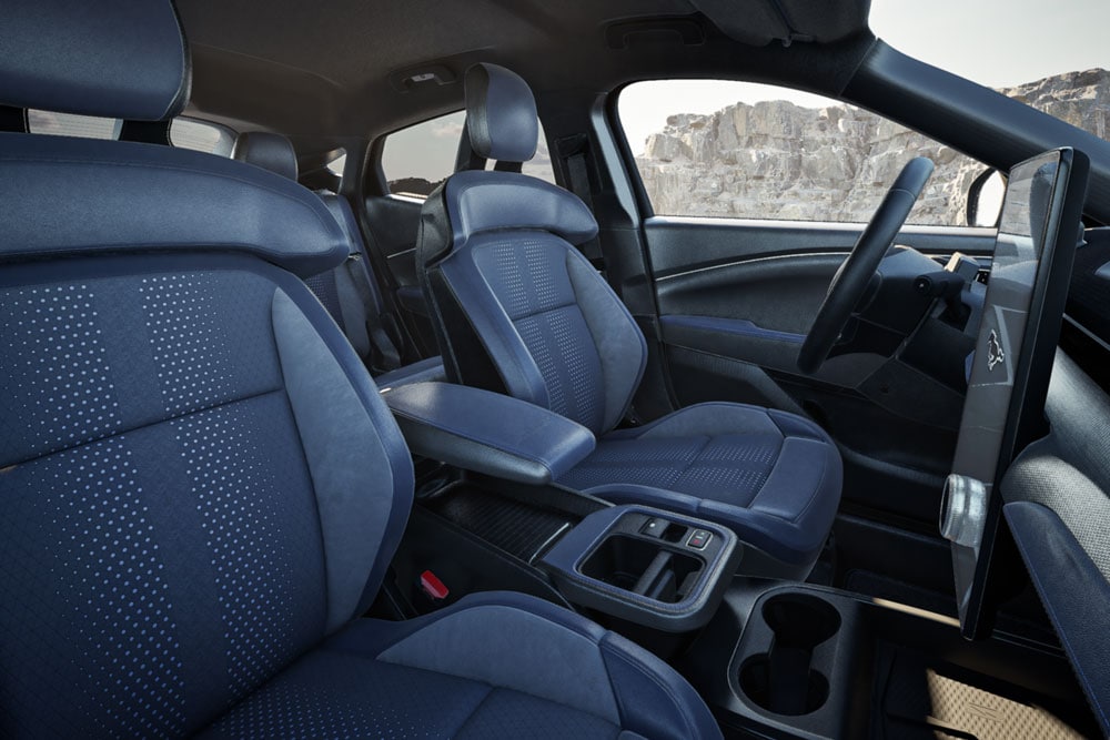 Ford Mustang Mach-E GT California Special Innenraum. Detailansicht der Vordersitze und Mittelkonsole.