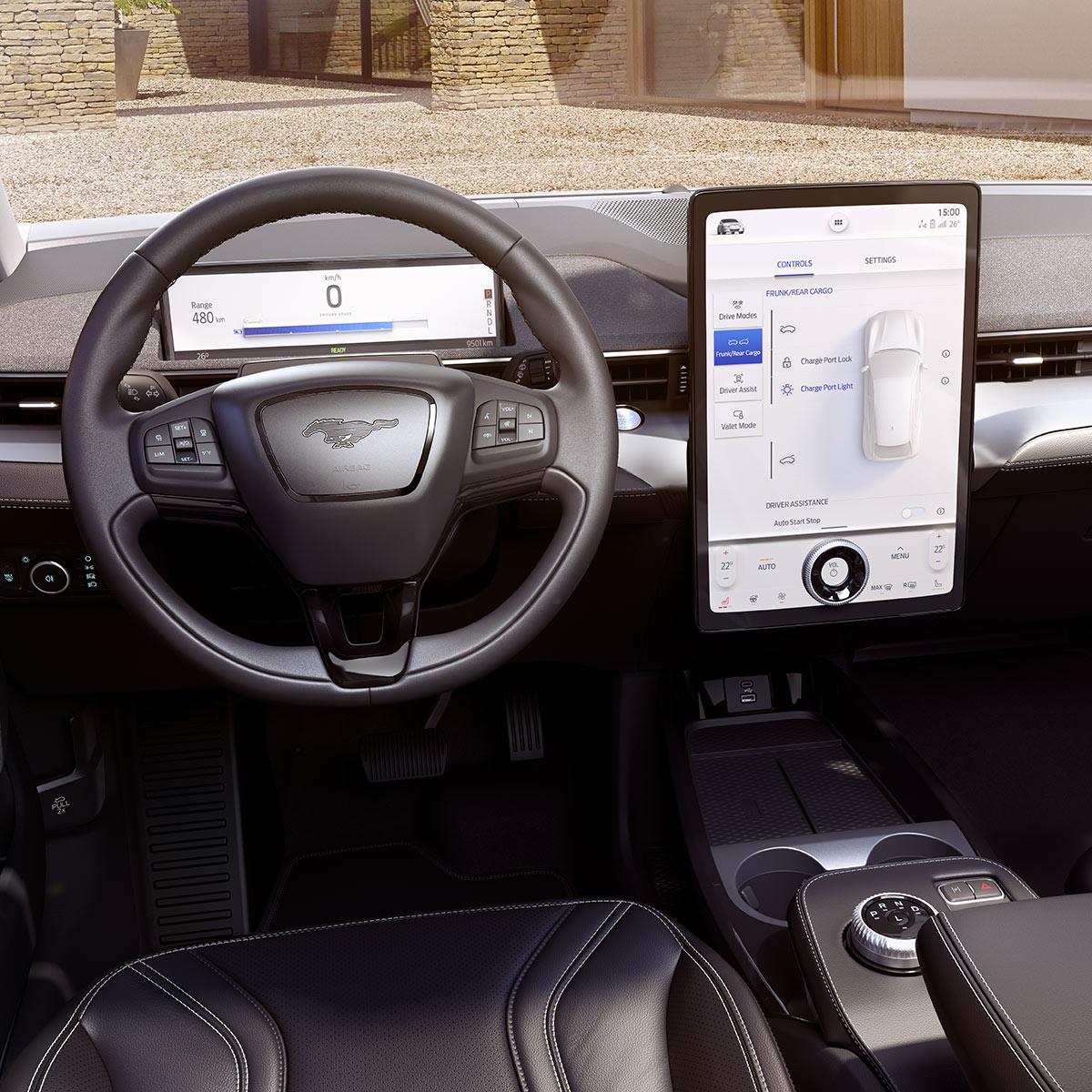 Ford Mustang Mach-E Innenraum. Detailansicht der digitalen Instrumententafel und Ford SYNC 4A Touchscreen