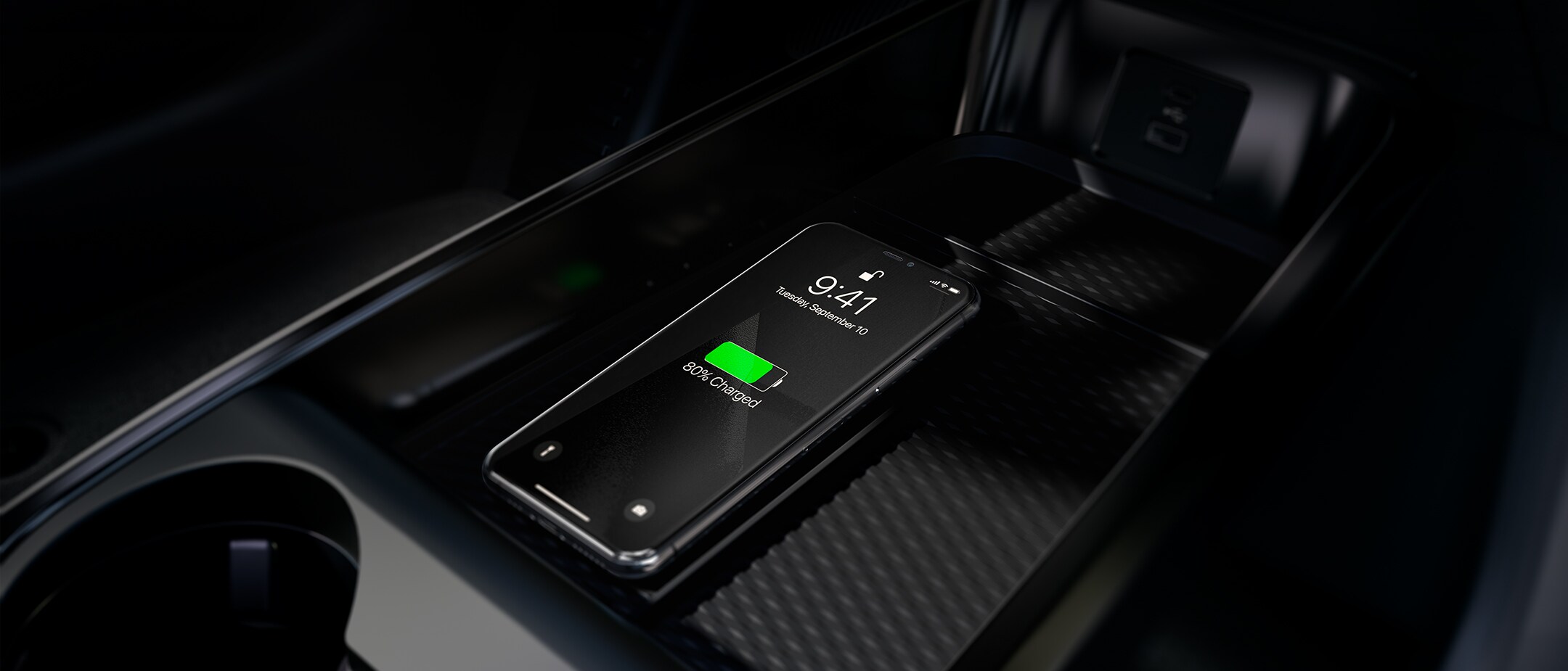 Ford Mustang Mach-E Innenraum. Detailansicht Mittelkonsole mit ladendem Smartphone