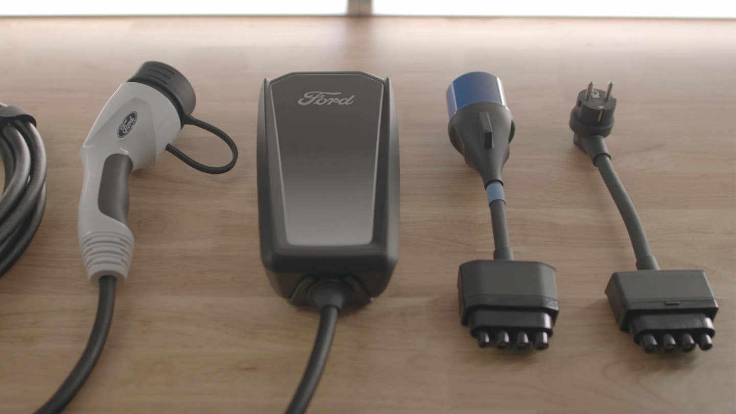 Universelles Ladekabel für die Haushaltssteckdose