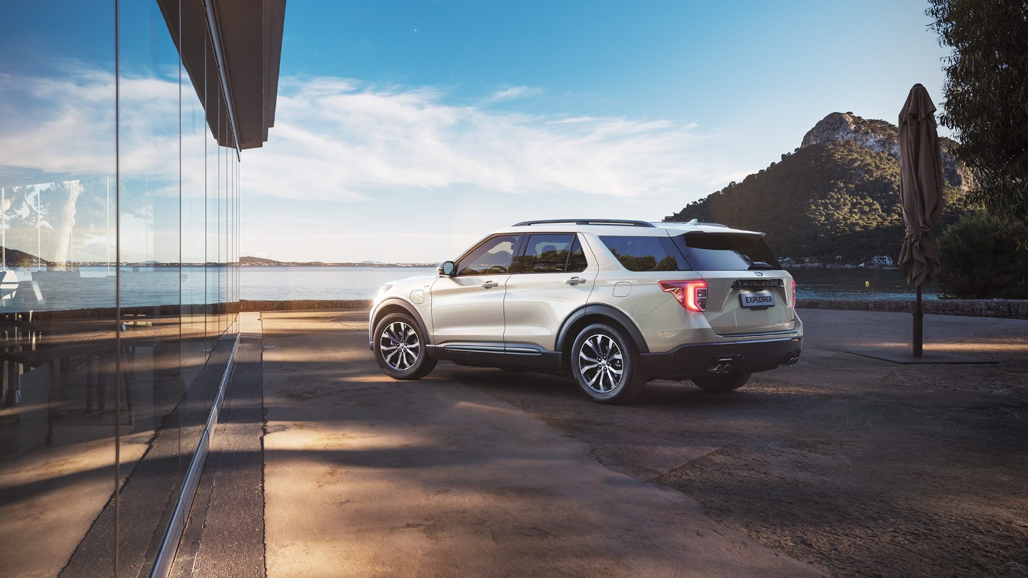 Ford Explorer Plug-in-Hybrid in Weiß. Dreiviertelansicht, parkend am Strand