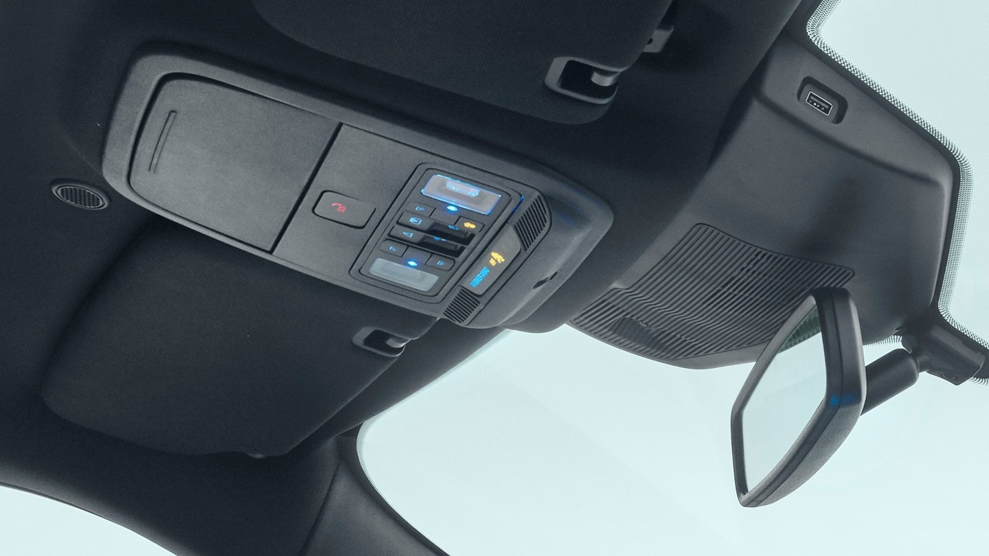 Ford Explorer Plug-in-Hybrid Innenraum. Detailansicht des eCall-Buttons im Dachhimmel zum Kontaktieren der Notrufzentrale