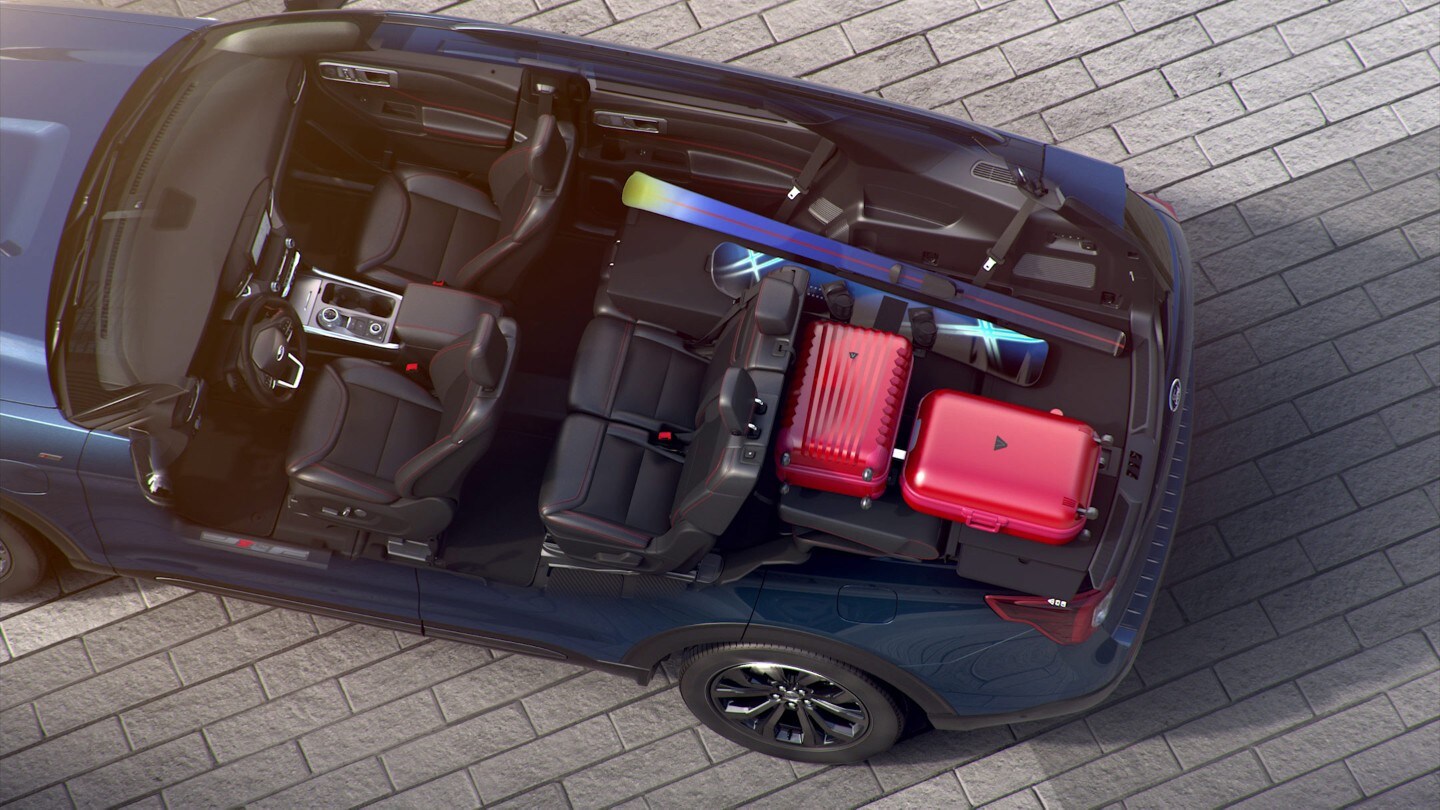 Ford Explorer Plug-in-Hybrid in Blau. Vogelperspektive Durchsicht auf Innenraum und Gepäckraum