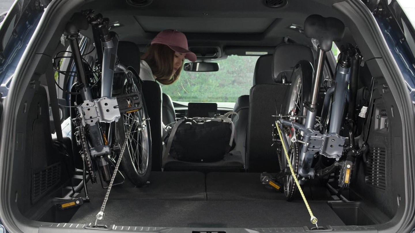 Ford Explorer Plug-in-Hybrid Innenraum. Detailansicht des Laderaums bei geöffneter Heckklappe. Zwei zusammengeklappte Fahrräder im Gepäckraum
