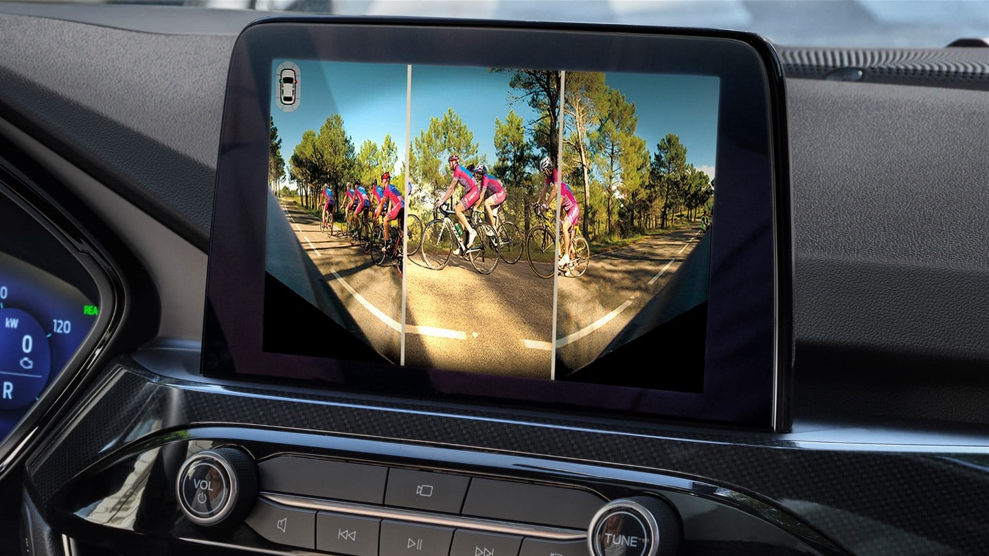Ford Kuga Innenraum. Detailansicht des Ford SYNC 3 Displays mit aktivierter Frontkamera und „Split View“-Technologie