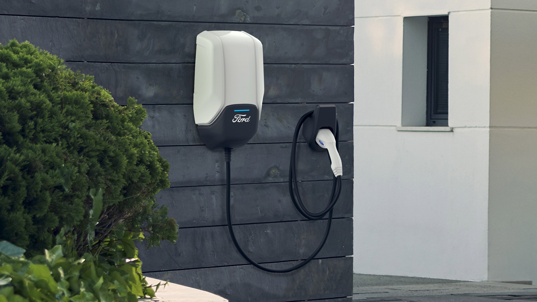 Ford Connected Wallbox an einer Hauswand mit Ladekabel