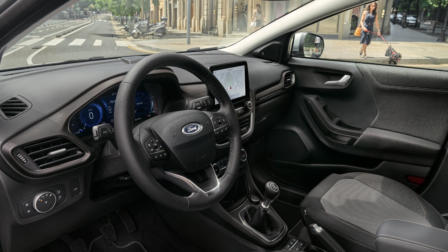 Ford Puma Innenraum. Seitliche Ansicht vom Cockpit